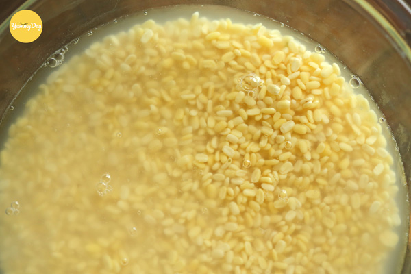 Ngâm đậu xanh rồi xay nhuyễn