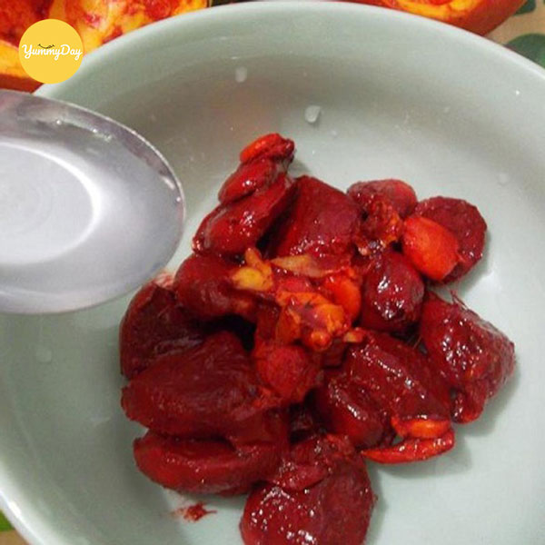 Nấu gấc lấy nước cốt