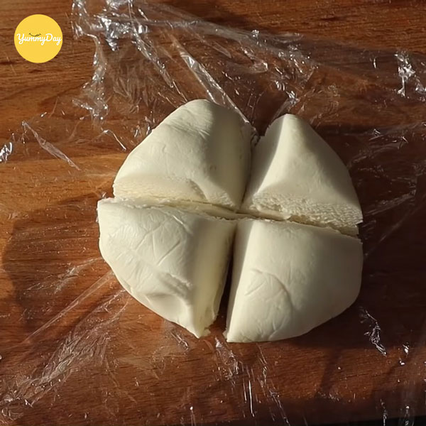 Chia khối bột thành các phần bằng nhau