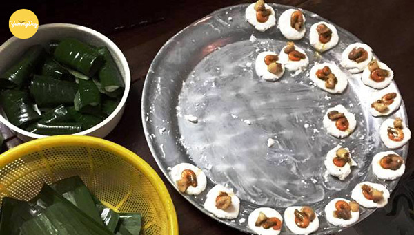 Tiến hành gói bánh ít tôm thịt
