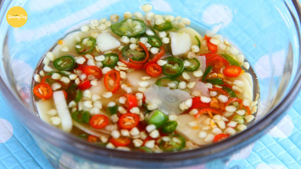Nước mắm tỏi ớt chấm bánh ít mặn