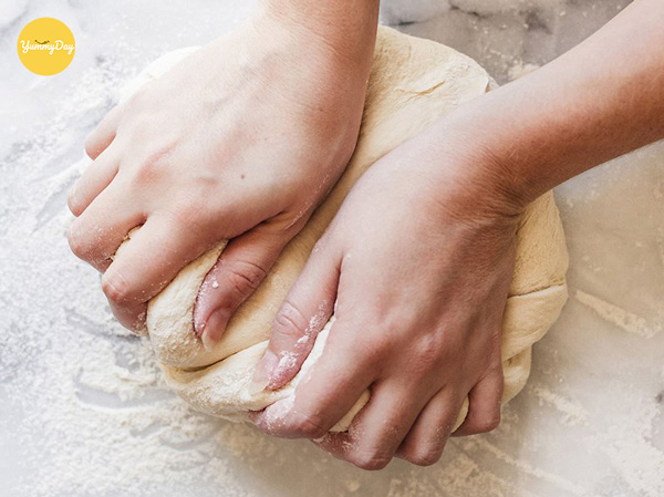 Nhào bột bánh đều tay