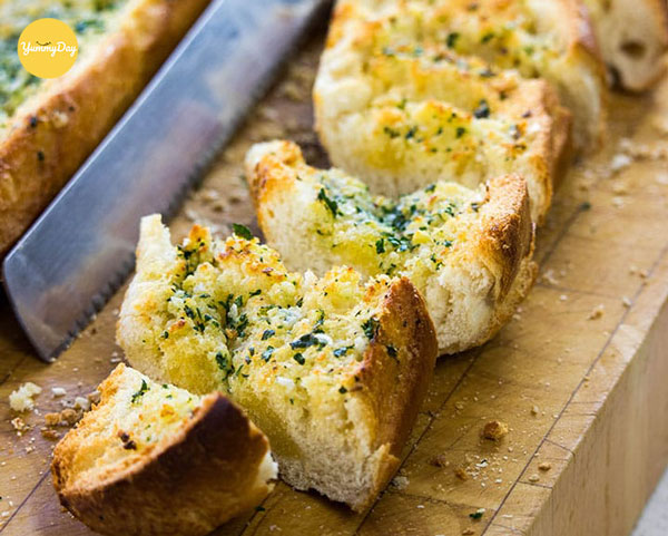 Tiến hành làm bánh mì bơ tỏi thôi nào
