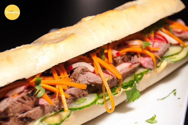 Bánh mì thịt bò thăn ngoại nướng thơm lừng