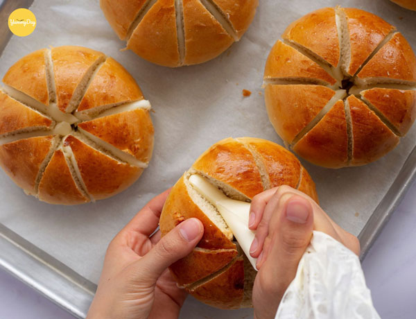Cho sốt phô mai vào từng bánh
