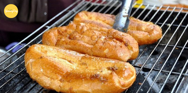 Nướng bánh mì trên lửa than hồng