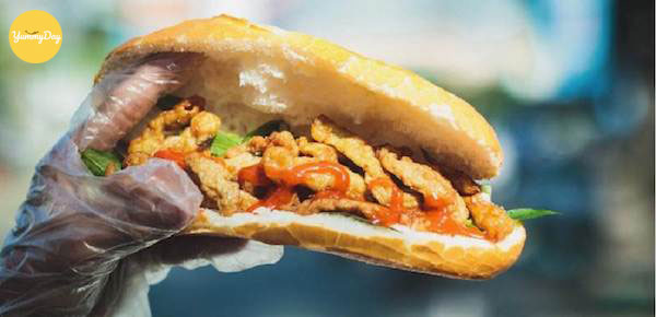 Thưởng thức bánh mì chả cá thôi