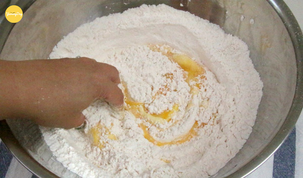 Cho trứng vào âu bột