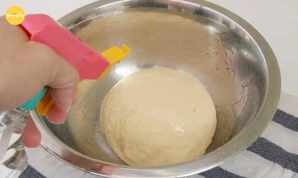 Bạn có thể xịt dầu lên mặt bánh
