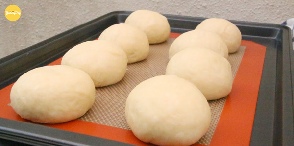 Chia bánh thành những viên bột nhỏ tròn