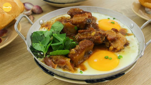 Bánh mì chảo sườn non kho quá sá đã