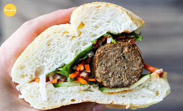 Thưởng thức món bánh mì xíu mại chay thôi nào