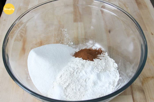 Cho các nguyên liệu làm bánh vào