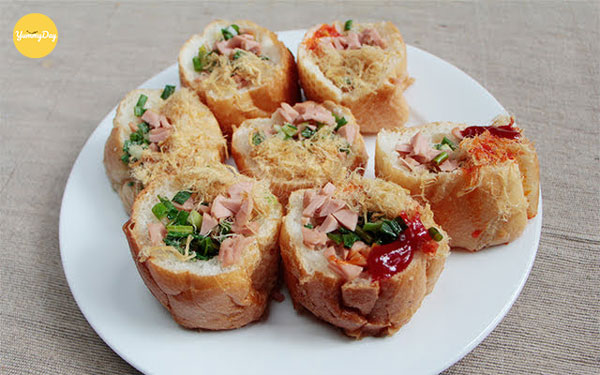Bánh mì hấp xúc xích mỡ hành ngon quá sá