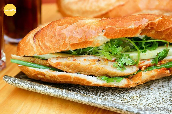 Bánh mì kẹp chả cá quá sá đã