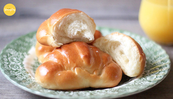 Bánh mì ngọt hình sừng trâu ra lò thơm phức