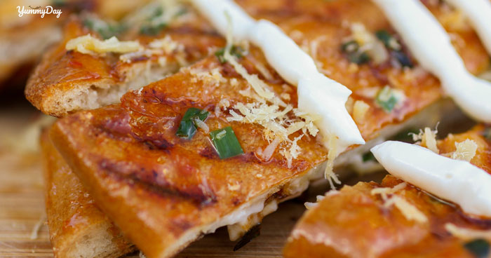Cách làm bánh mì nướng muối ớt siêu ngon lại siêu đơn giản