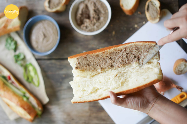 Phết một lớp pate lên mặt trong bánh mì