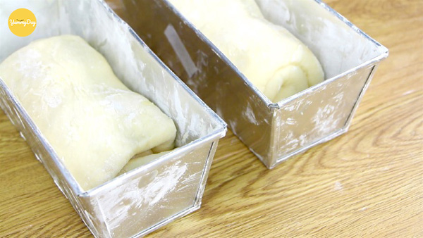 Cho bánh vào khuôn