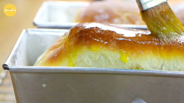 Phết bơ lên bề mặt bánh