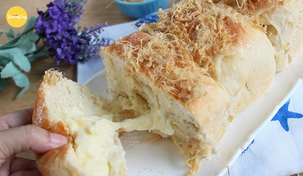 Thưởng thức chiếc bánh mì phô mai tan chảy béo ngậy