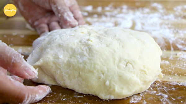 Chuẩn bị tạo hình cho bánh