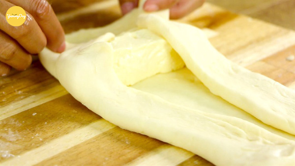 Cho nhân phô mai vào và cuộn kín bánh lại