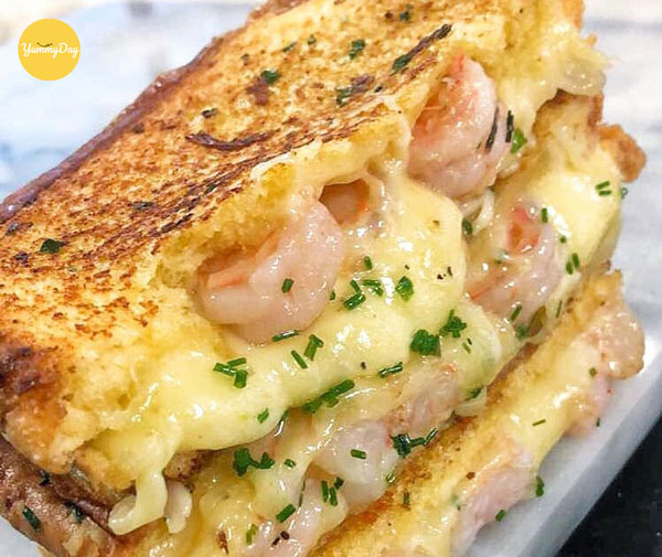 Bánh mì sandwich kẹp tôm nướng