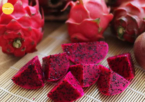 Thanh long ruột đỏ giúp bánh mì có được màu hồng 