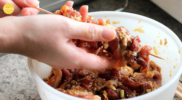 Xiên thịt để chuẩn bị nướng