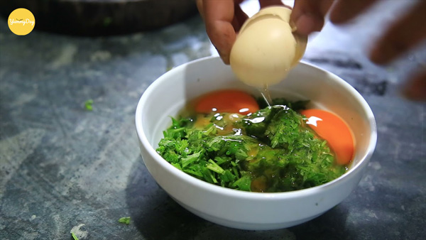 Trộn trứng với ngải cứu lại với nhau