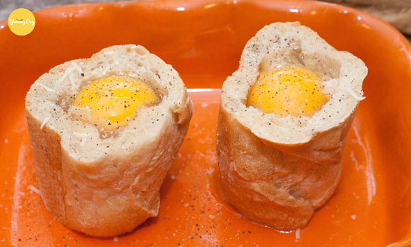 Cho trứng vào lỗ trung tâm bánh mì