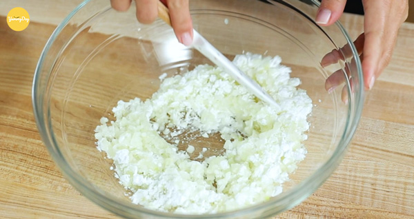 Trộn âu bột với hành tây cắt nhuyễn