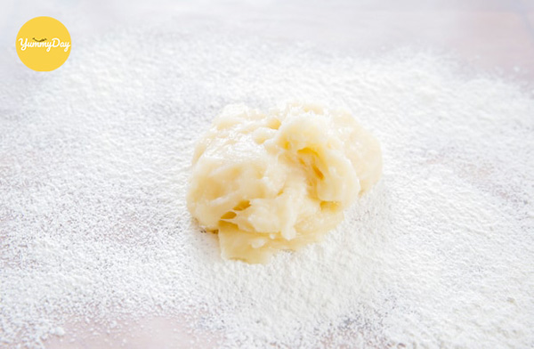 Cho bột bánh ra mặt bàn lớn 