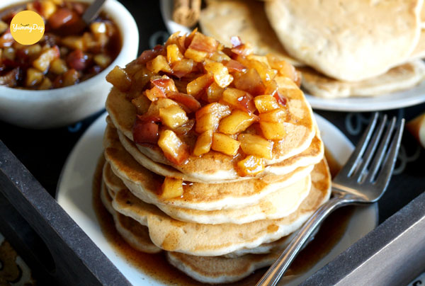 Bắt tay vào làm pancake sốt táo caramel thôi