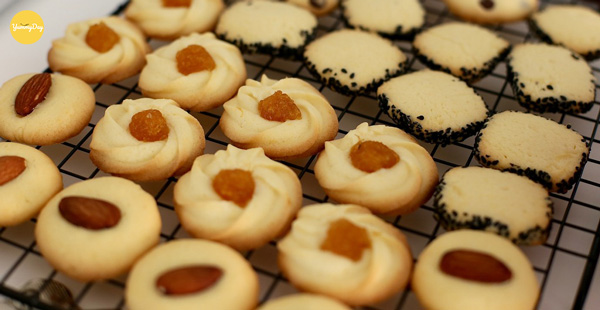 Cho 2 mẻ bánh vào lò nướng