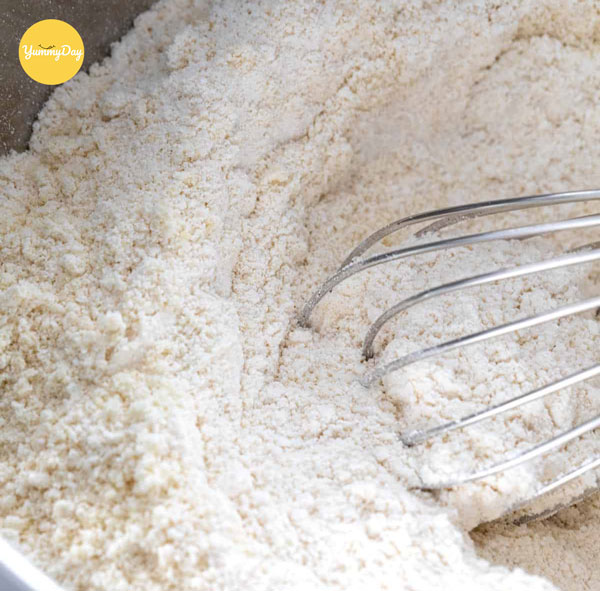 Rây mịn hỗn hợp bột mì và bột hạnh nhân