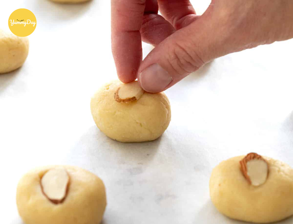 Trang trí hạt hạnh nhân trên mặt bánh