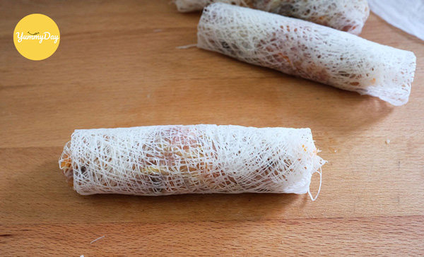 Chả giò sau khi đã được cuốn xong với nhân