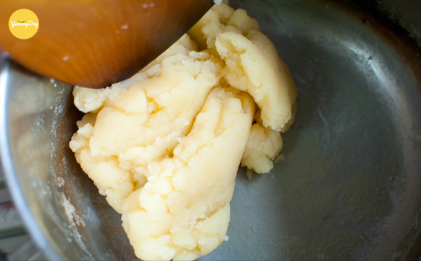 Nhào bột vỏ bánh