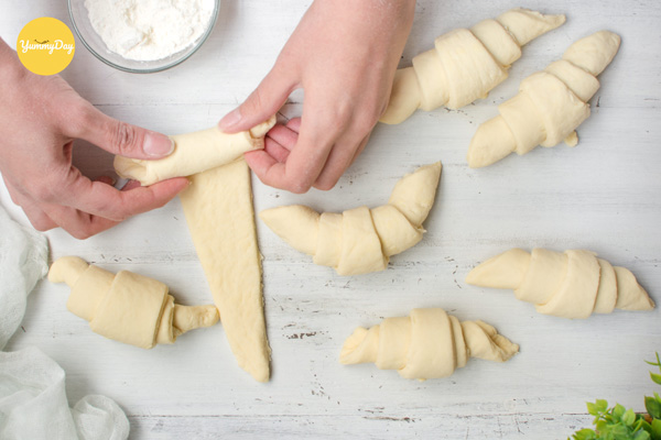 Tạo hình sừng bò cho bánh