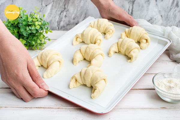 Cho bánh lên khay và chuẩn bị nướng