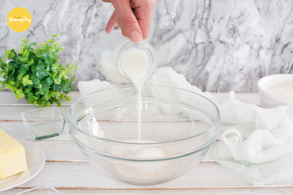 Cho sữa vào hỗn hợp