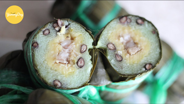 Thưởng thức bánh tét ngon lành