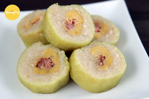 Cắt bánh tét thành những miếng tròn nhỏ
