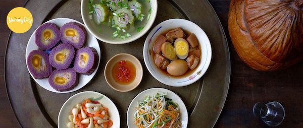 Mâm cơm ngày Tết không thể thiếu bánh Tét thơm ngon