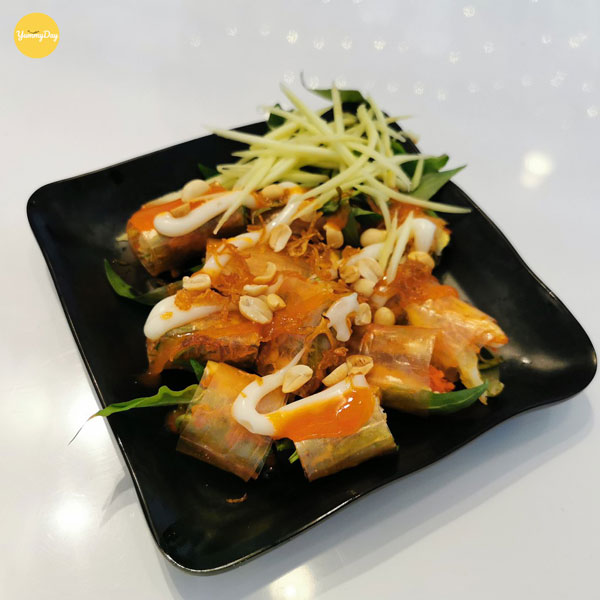 Cắt bánh tráng thành khoanh để dễ ăn hơn nhé.