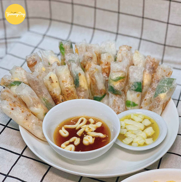 Bắt tay vào làm bánh tráng cuốn bơ ngay thôi nào.