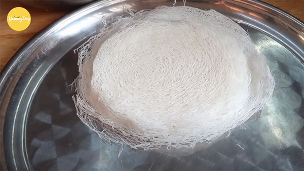 Bánh tráng rế cuốn chả giò