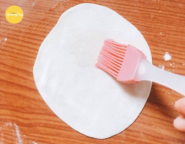 Quết mỏng một lớp dầu lên bề mặt bánh